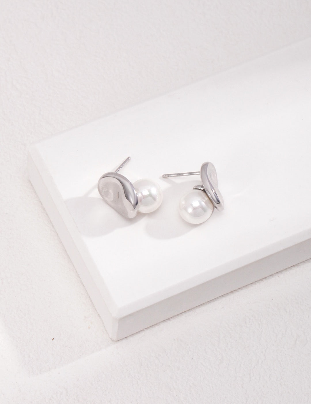 Minimalist Pearl Earrings - Pearlpetual