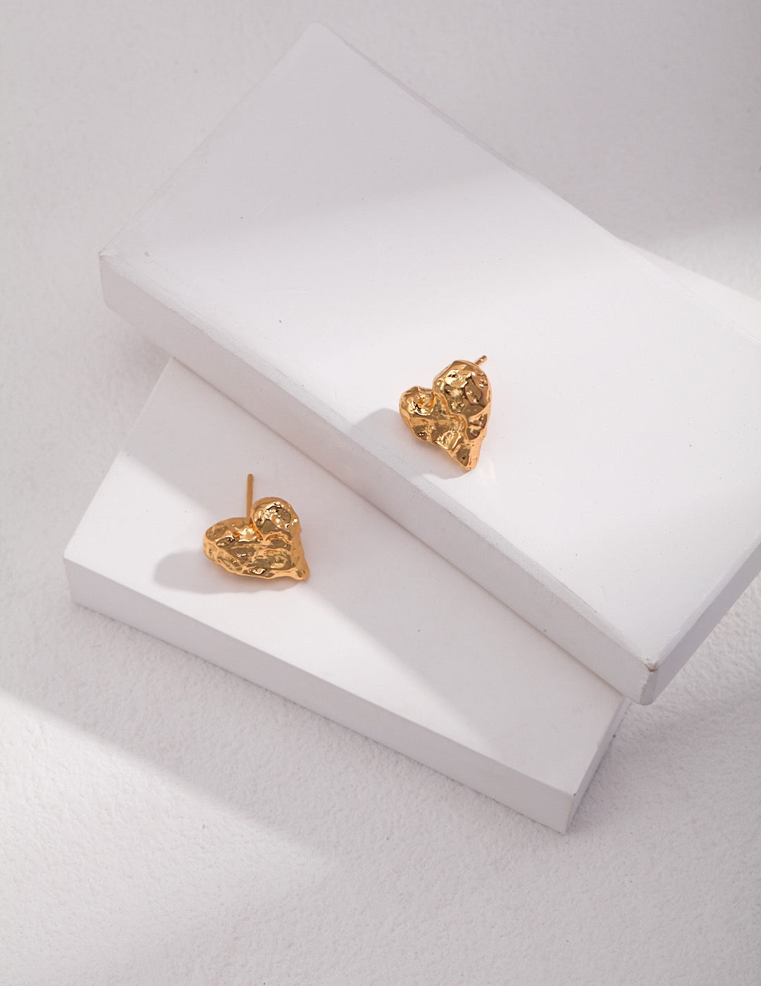 Radiant Heartbeat Ear Studs - Pearlpetual