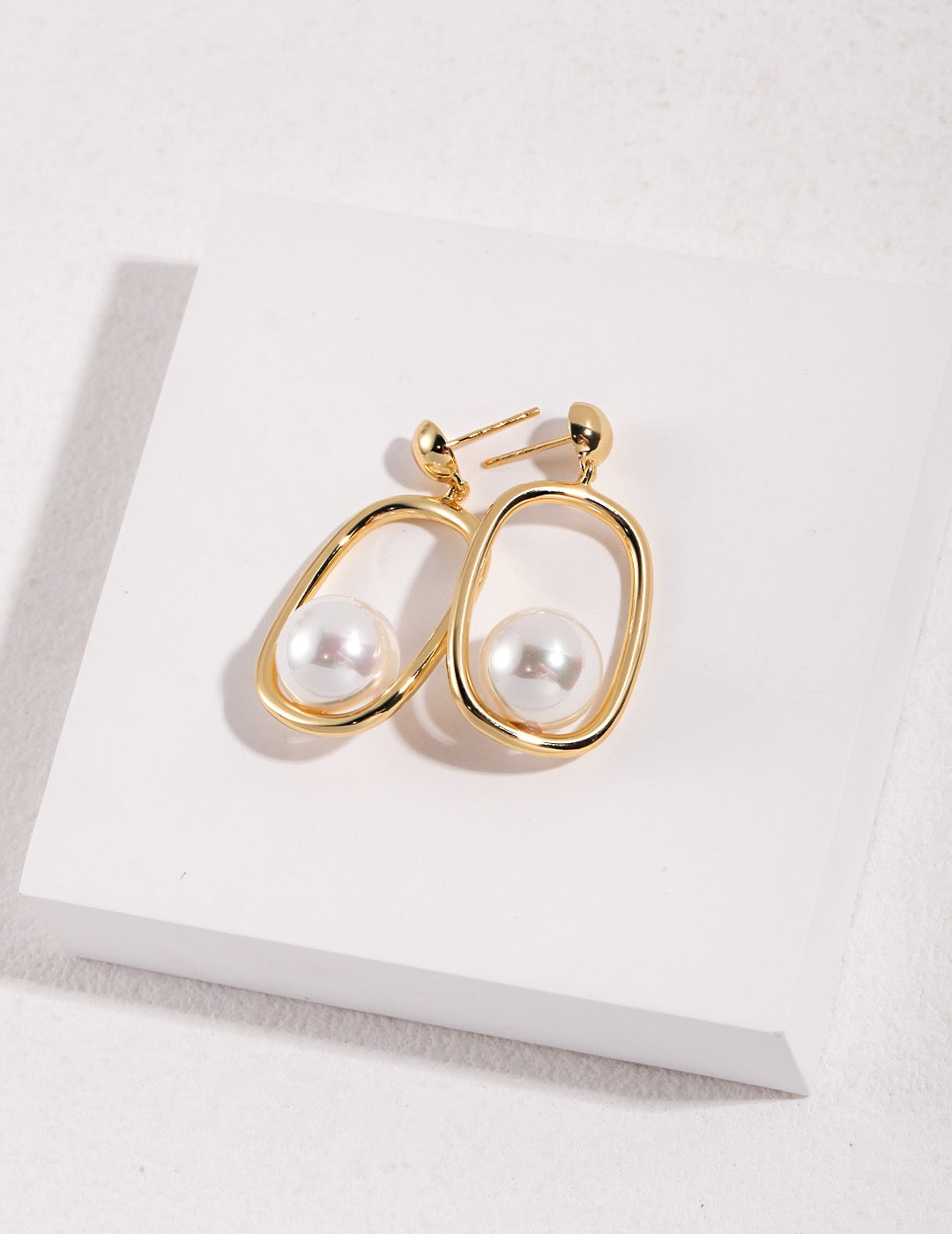 Oval Embrace Pearl Earrings - Pearlpetual