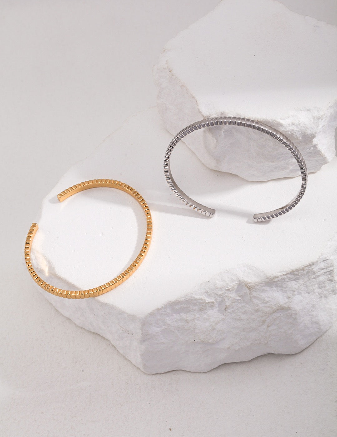 Minimalist Linear Bangle - Pearlpetual