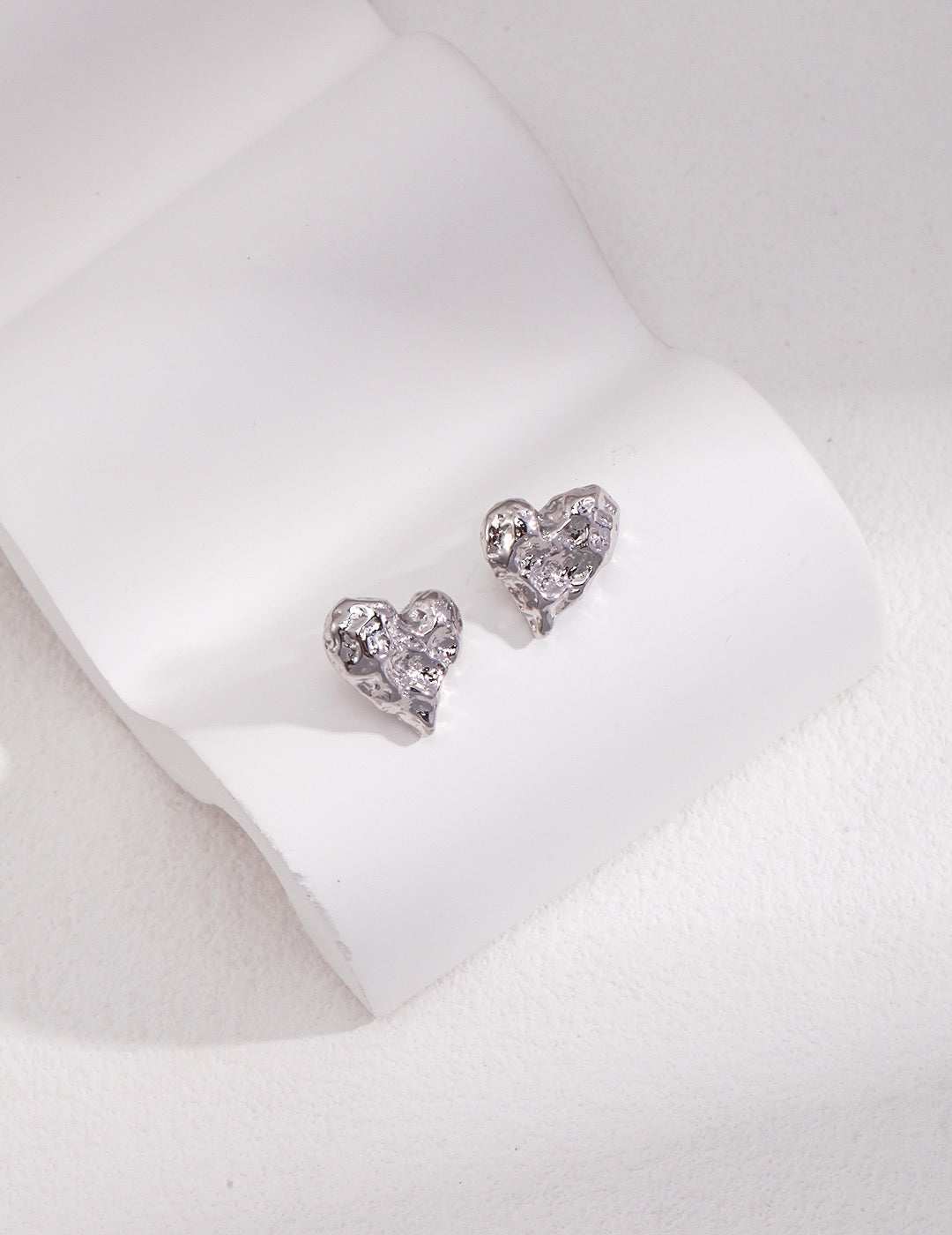 Radiant Heartbeat Ear Studs - Pearlpetual