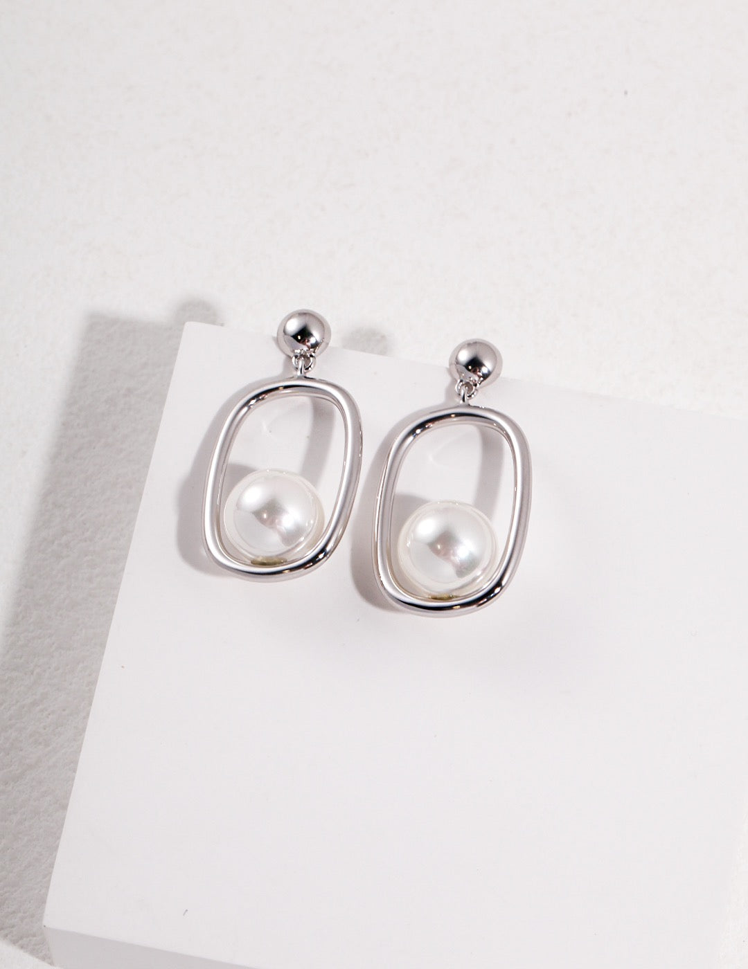 Oval Embrace Pearl Earrings - Pearlpetual