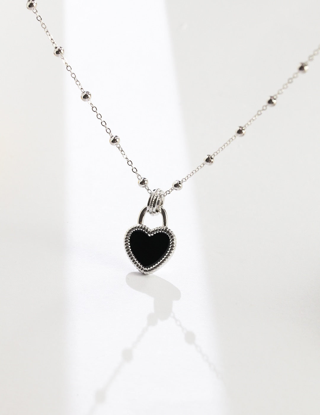 Heart-shaped Black Enamel Beaded Necklace - Pearlpetual