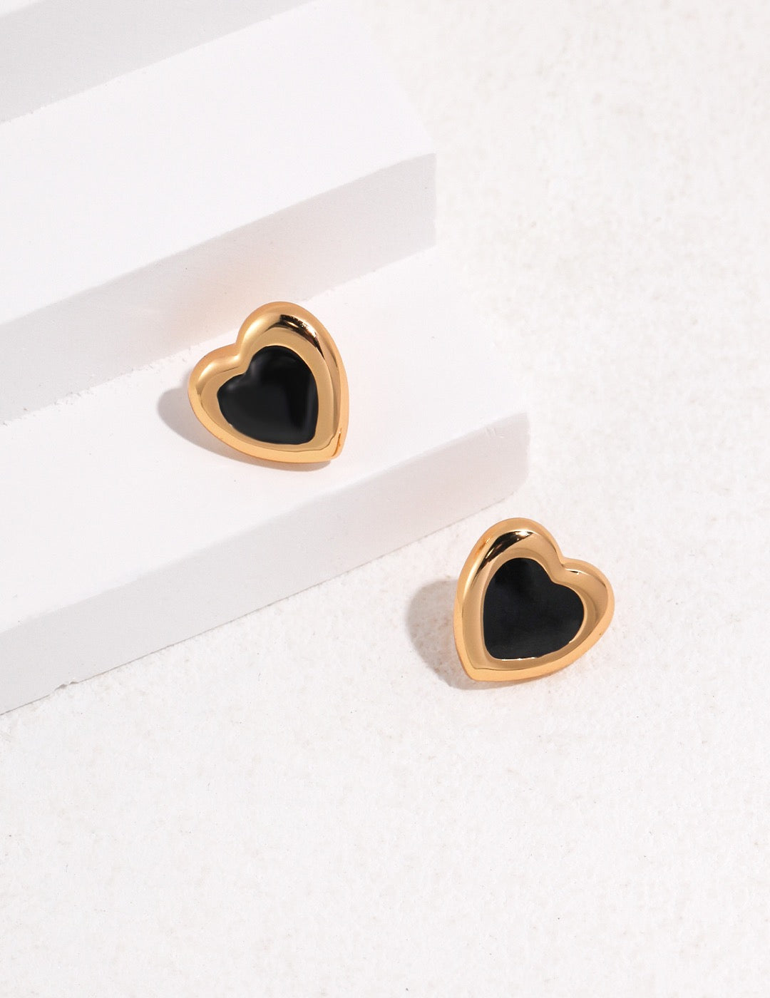 Heart-shaped Black Enamel Ear Studs - Pearlpetual