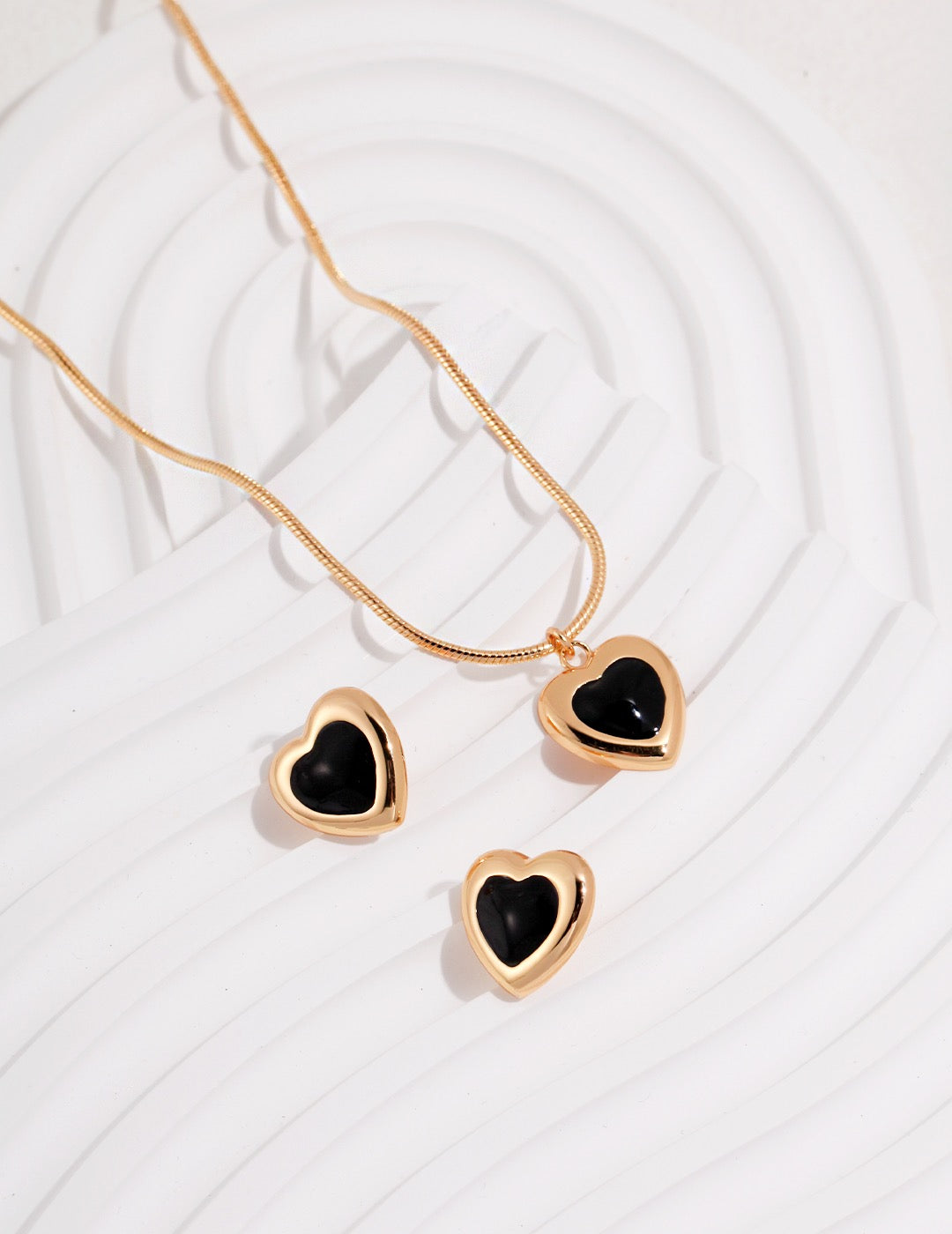 Heart-shaped Black Enamel Ear Studs - Pearlpetual