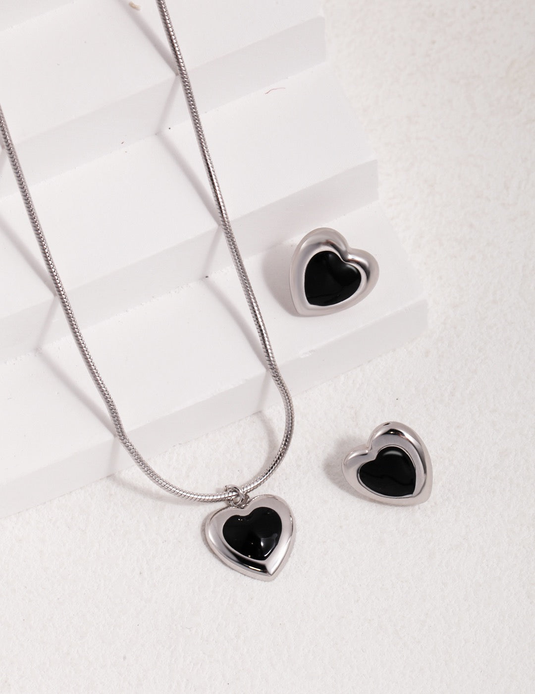 Heart-shaped Black Enamel Ear Studs - Pearlpetual