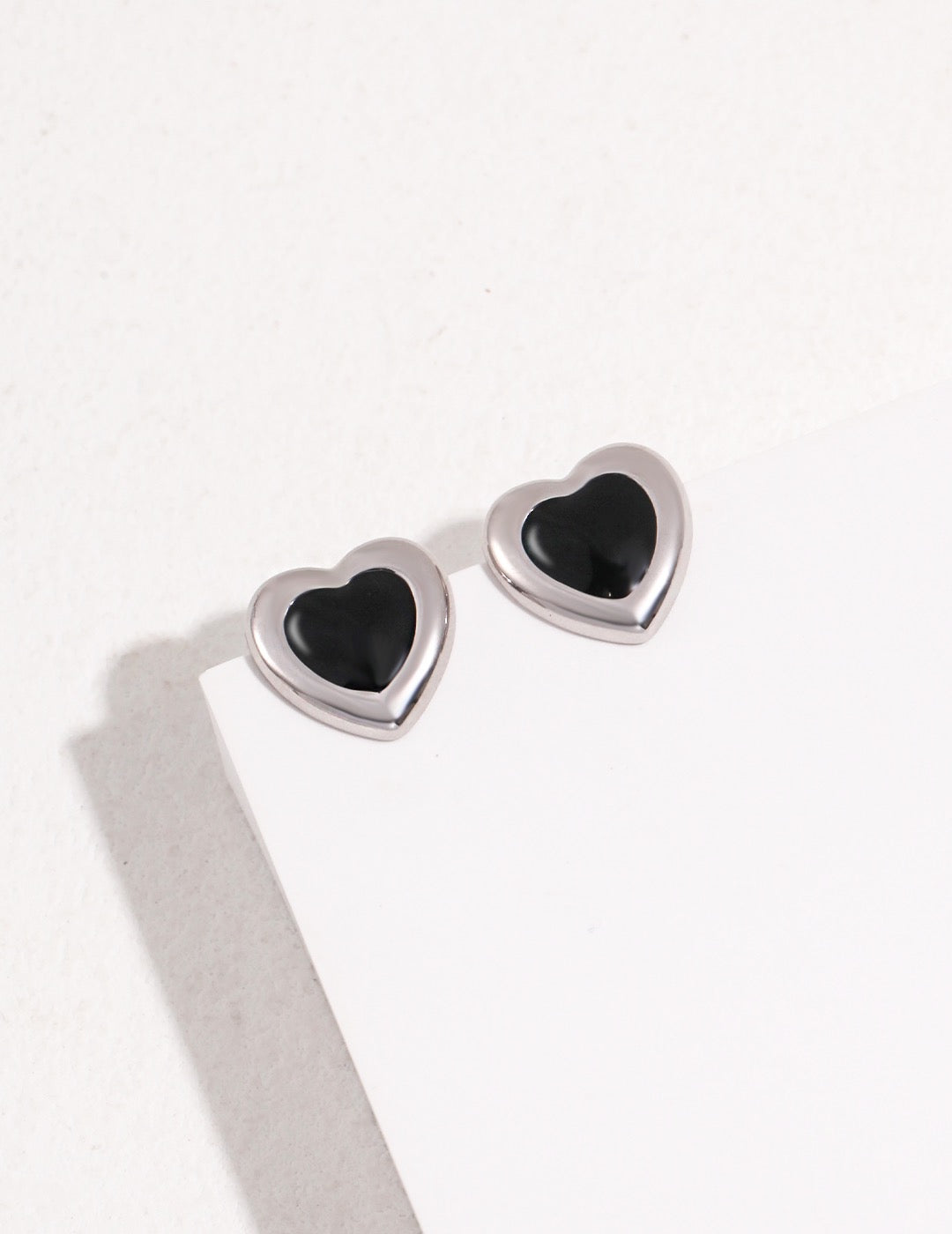 Heart-shaped Black Enamel Ear Studs - Pearlpetual