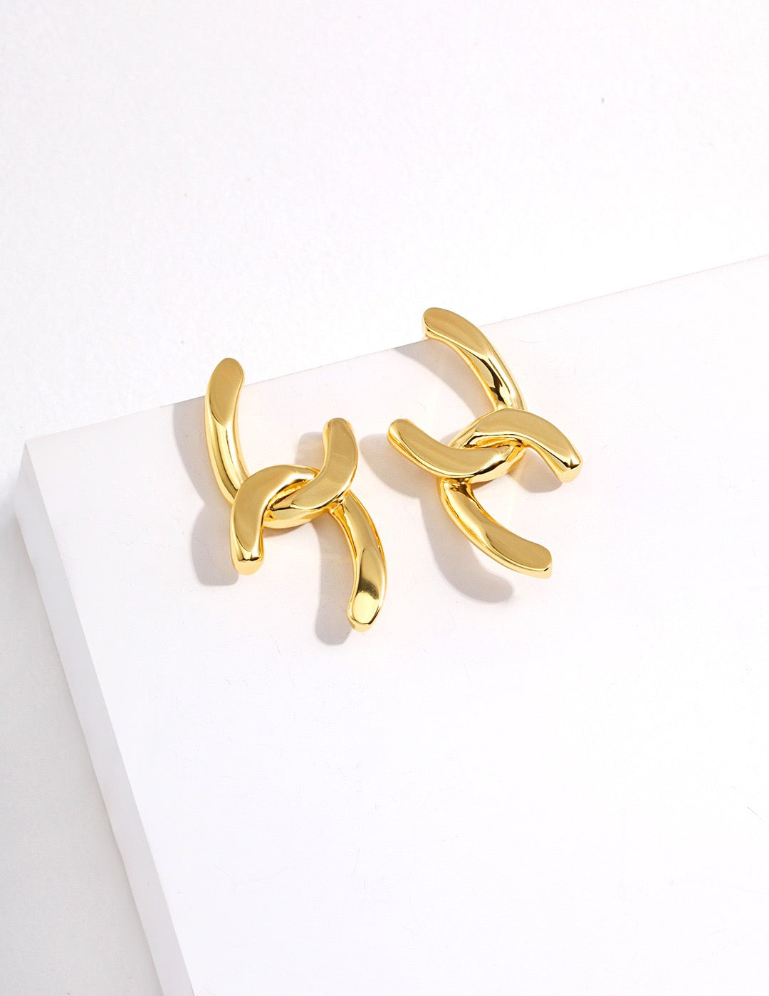 Interlocking C Ear Studs - Pearlpetual