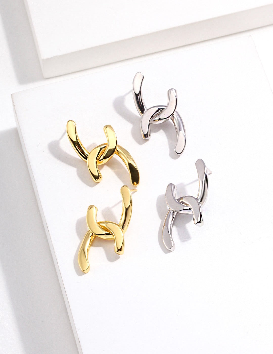 Interlocking C Ear Studs - Pearlpetual