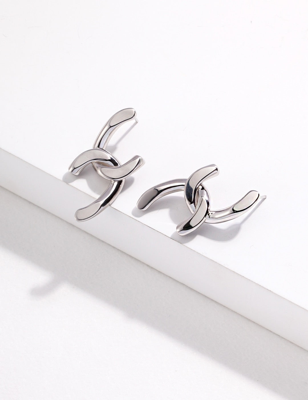 Interlocking C Ear Studs - Pearlpetual