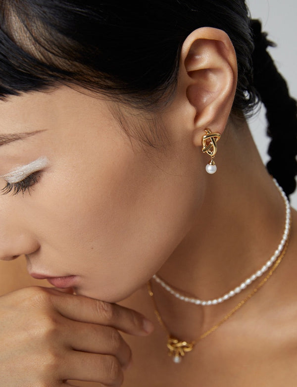 18k Gold Mismatched Knot Pearl Earrings - Pearlpetual