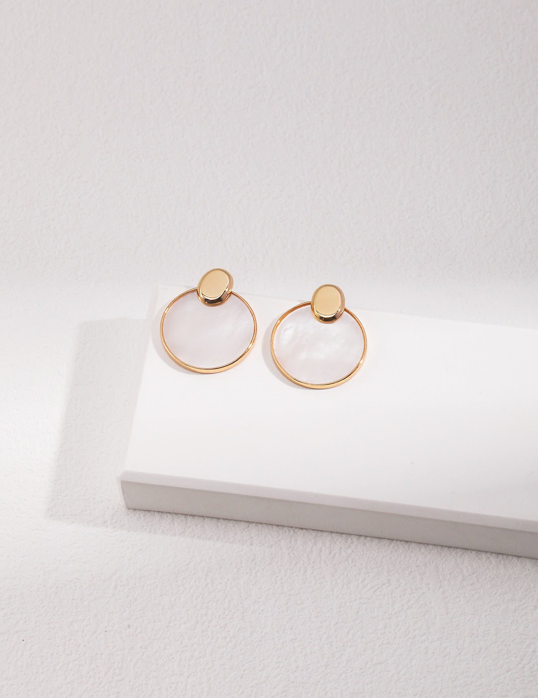 18k Gold Circle Mother of Pearl Earrings - Pearlpetual