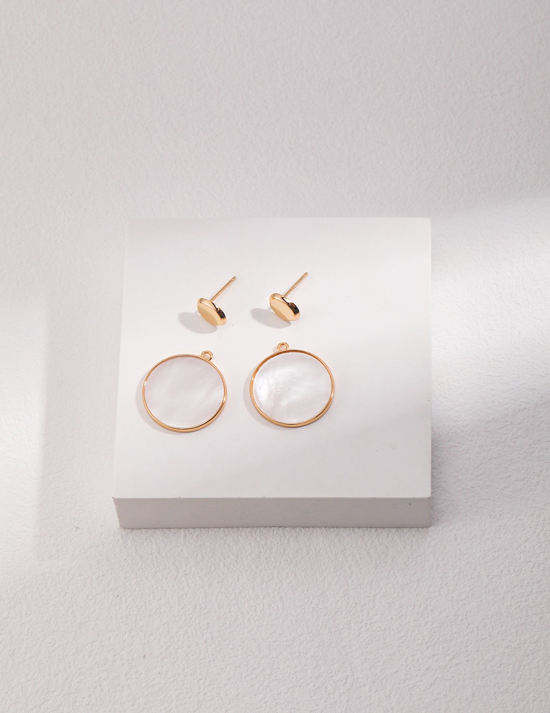 18k Gold Circle Mother of Pearl Earrings - Pearlpetual