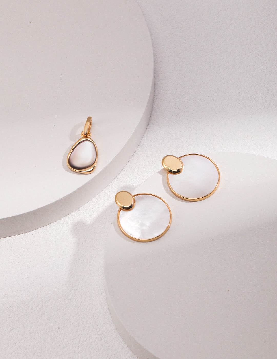 18k Gold Circle Mother of Pearl Earrings - Pearlpetual