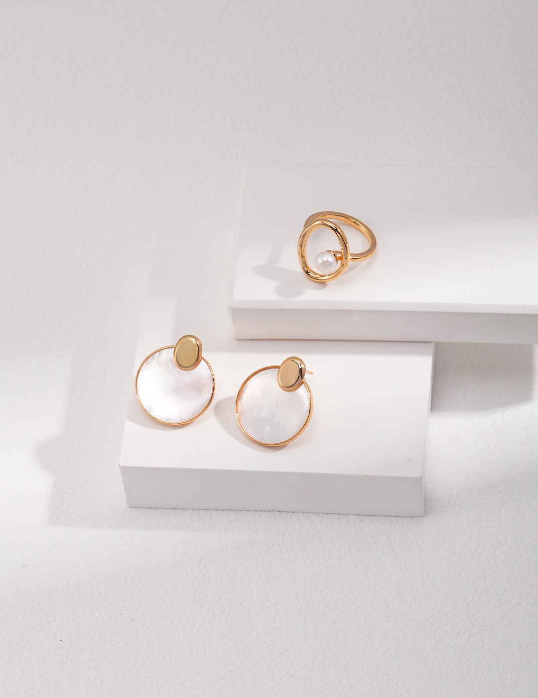 18k Gold Circle Mother of Pearl Earrings - Pearlpetual