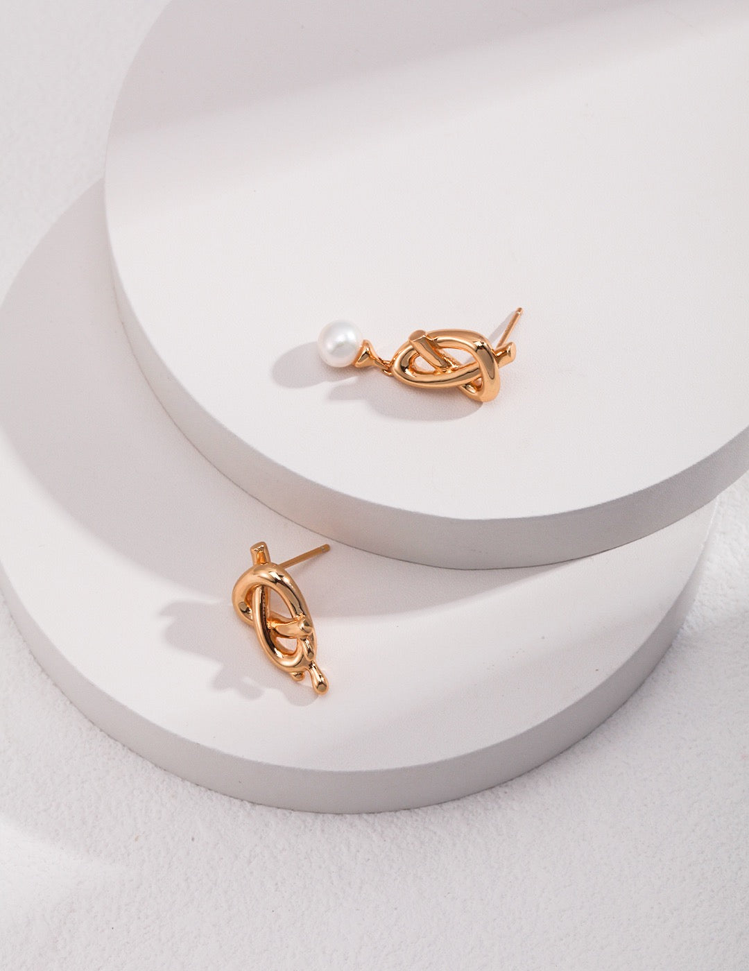 18k Gold Mismatched Knot Pearl Earrings - Pearlpetual