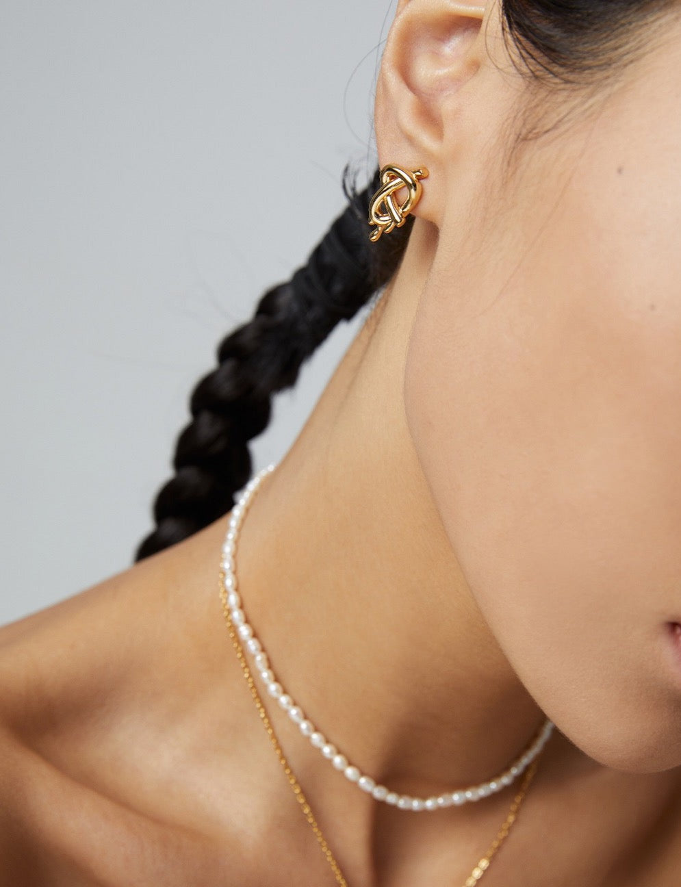 18k Gold Mismatched Knot Pearl Earrings - Pearlpetual