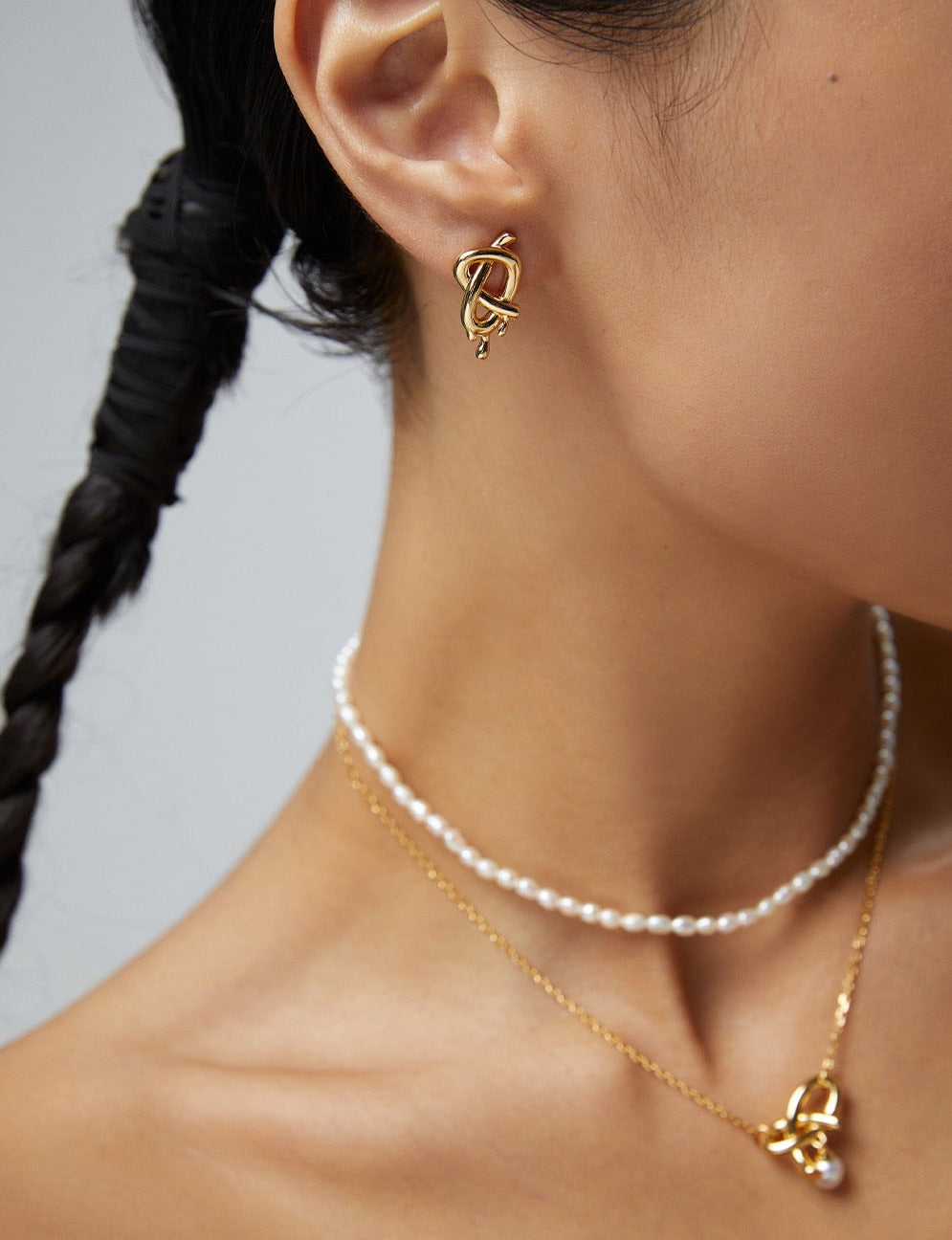 18k Gold Mismatched Knot Pearl Earrings - Pearlpetual