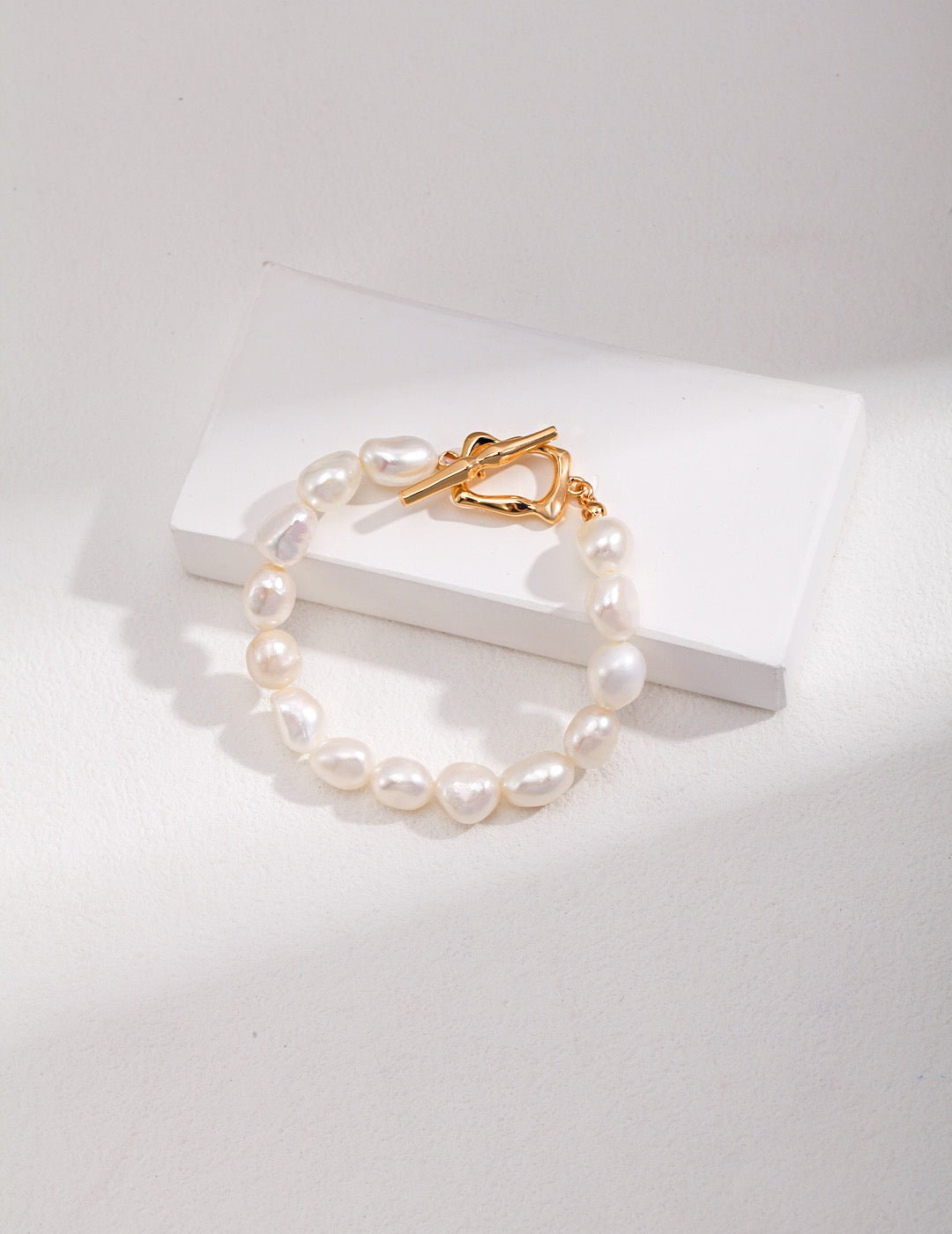 Modern Muse 18k Gold Baroque Pearl Bracelet - Pearlpetual