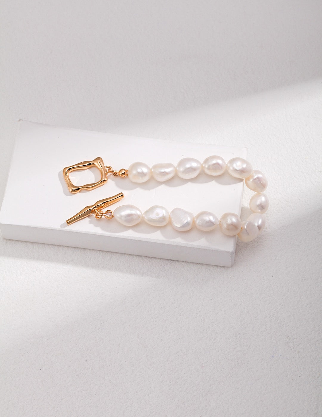 Modern Muse 18k Gold Baroque Pearl Bracelet - Pearlpetual